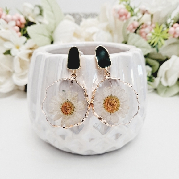 💖 2/$30 Pressed dried daisy flower gold hoop Hippie boho earrings cottagecore - Picture 5 of 12